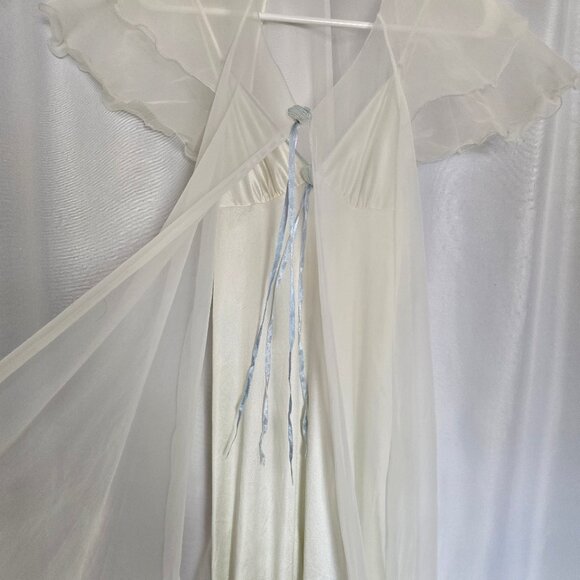 Beautiful 2 piece night gown and robe - Picture 2 of 8